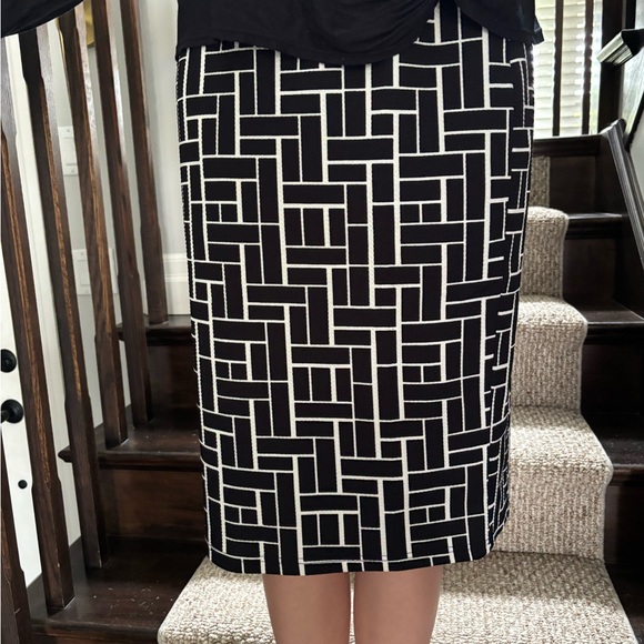 Black and pencil Skirt - Picture 1 of 3